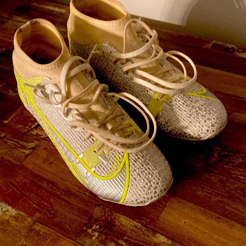 Nike Big Kids soccer cleats Sz 4.5 US